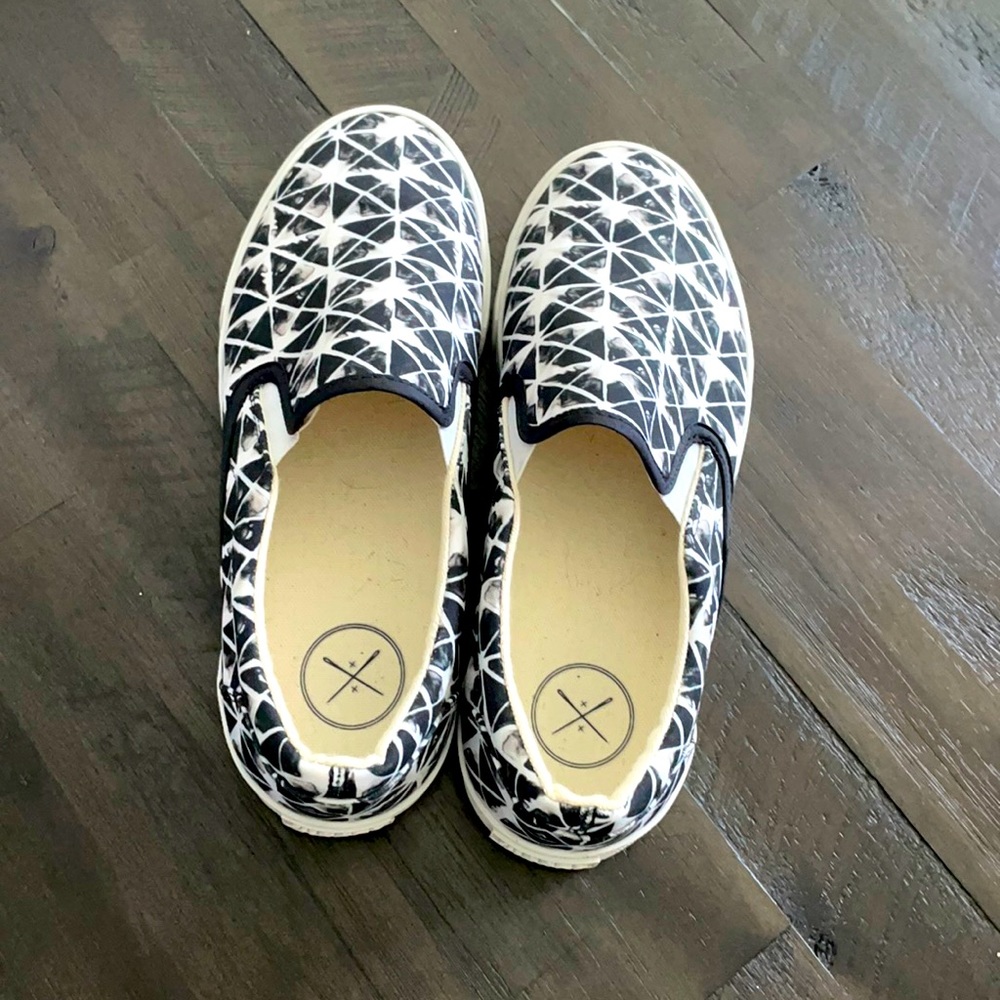 Like new inkkas slip on shoes